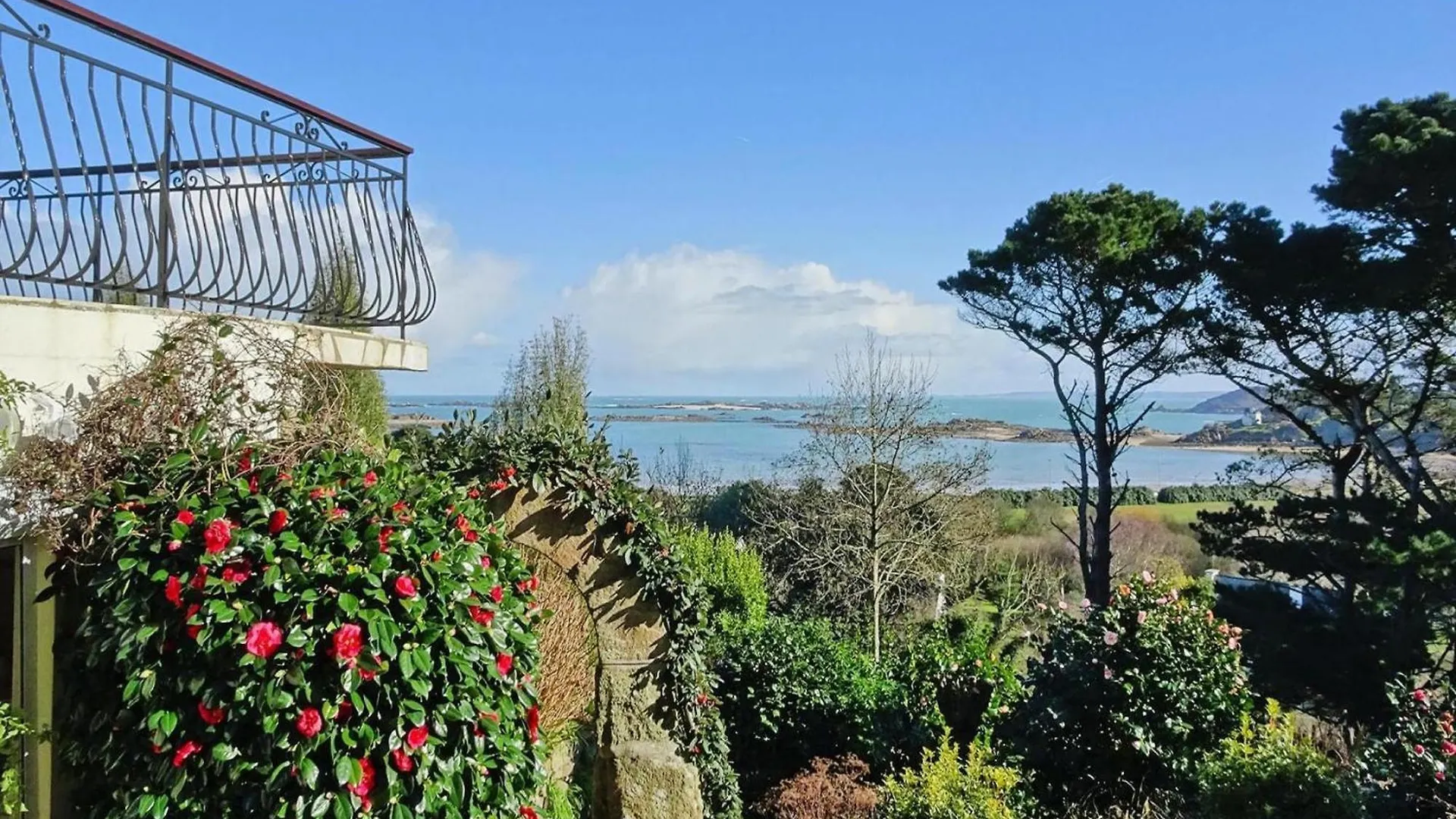 Holiday Home In Dream Location, Pink Granite Coast Trébeurden 0*,  Francja